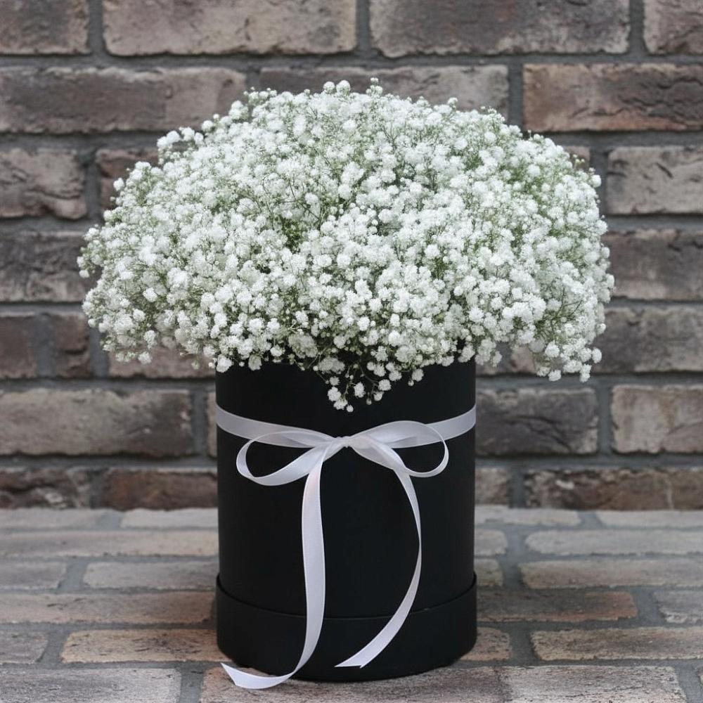 Цветочная композиция из Гипсофила в шляпной коробке в Североонежск