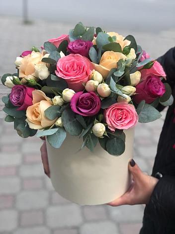Цветочная композиция из Розы в шляпной коробке в Североонежск