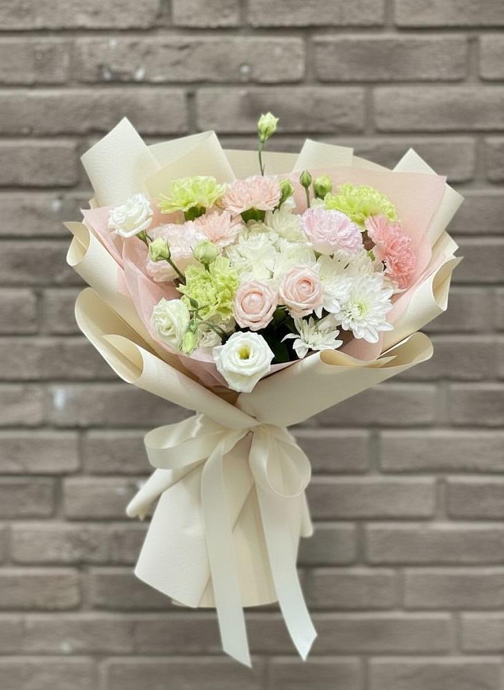 Букет цветов из: Гвоздики, Розы, Лизиантусы и Хризантемы в Североонежск