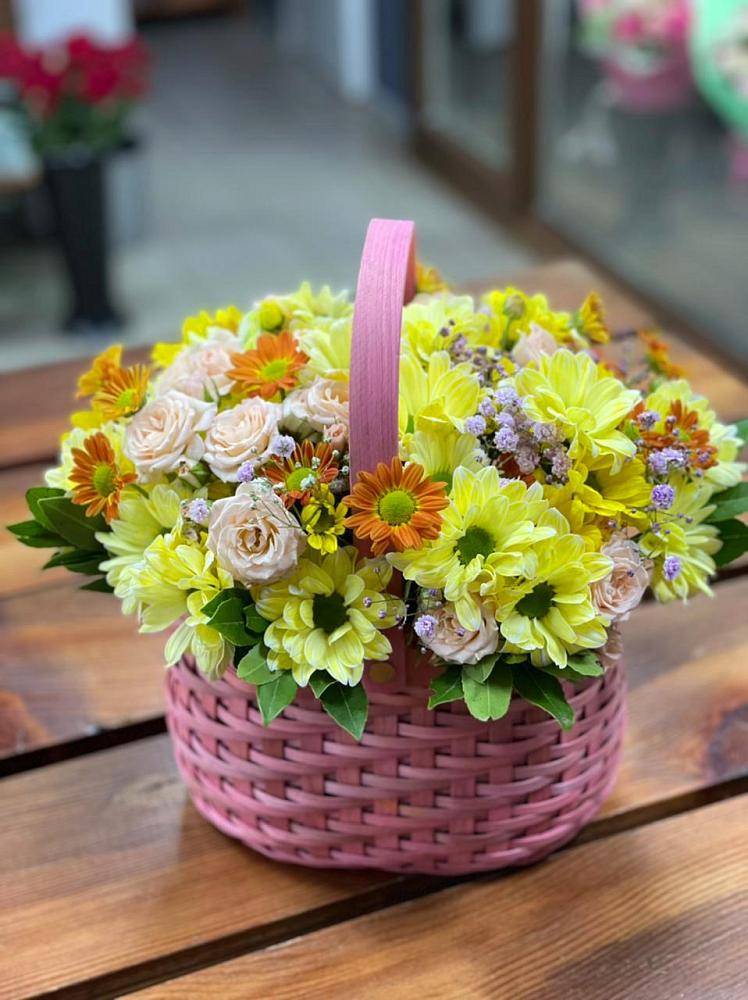 Цветочная композиция из Хризантемы и Розы в корзине в Североонежск