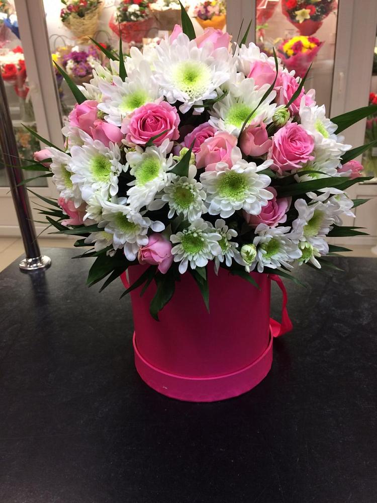 Цветочная композиция из Розы и Хризантемы в шляпной коробке в Североонежск