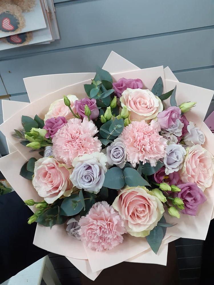 Букет цветов из: Розы, Гвоздики и Лизиантусы в Североонежск