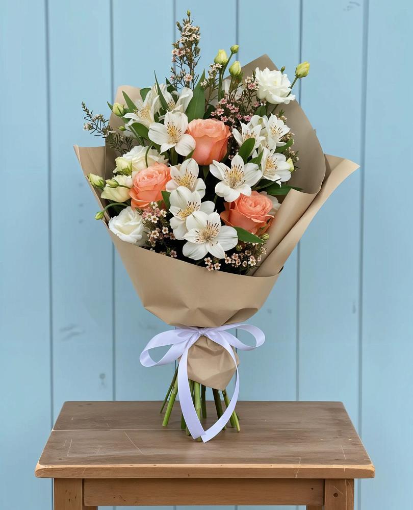 Букет цветов из: Альстромерии, Лизиантусы, Розы и Хризантемы в Североонежск