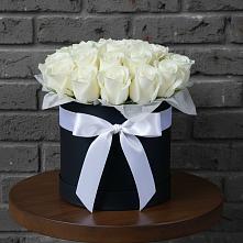 Цветочная композиция из Розы в шляпной коробке в Североонежск